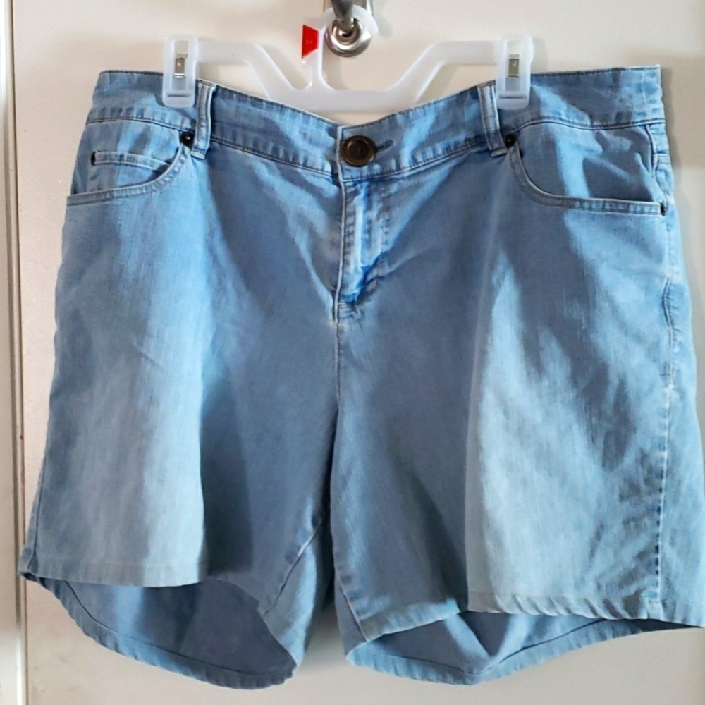 Avenue Jeans Light Wash 5 Pocket Jean Shorts Size 18
